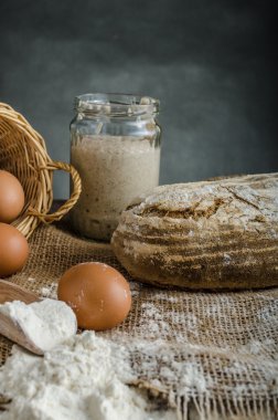 Evde pişmiş ekmek maya çavdar üzerinden