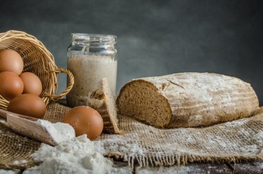 Evde pişmiş ekmek maya çavdar üzerinden