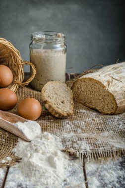 Evde pişmiş ekmek maya çavdar üzerinden
