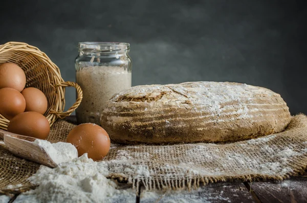 Hembakt bröd av surdeg råg — Stockfoto