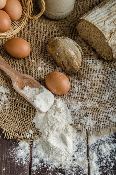 Hembakt bröd av surdeg råg — Stockfoto