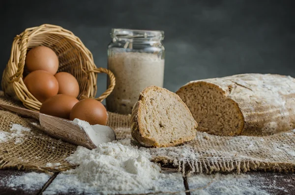 Hembakt bröd av surdeg råg — Stockfoto