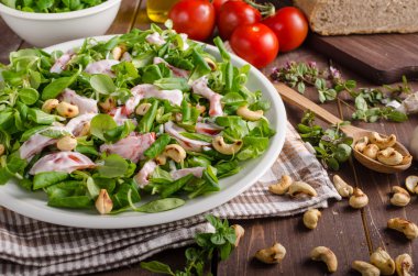 Salata domates ve kavrulmuş fındık