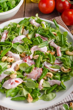 Salata domates ve kavrulmuş fındık