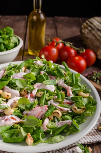 Salade met tomaten en geroosterde noten — Stockfoto