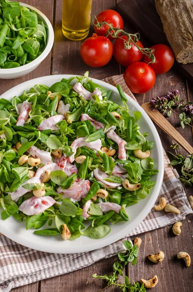 Salade met tomaten en geroosterde noten — Stockfoto