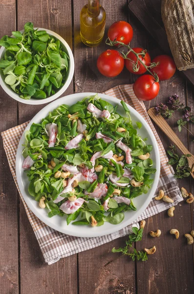 Salade met tomaten en geroosterde noten — Stockfoto