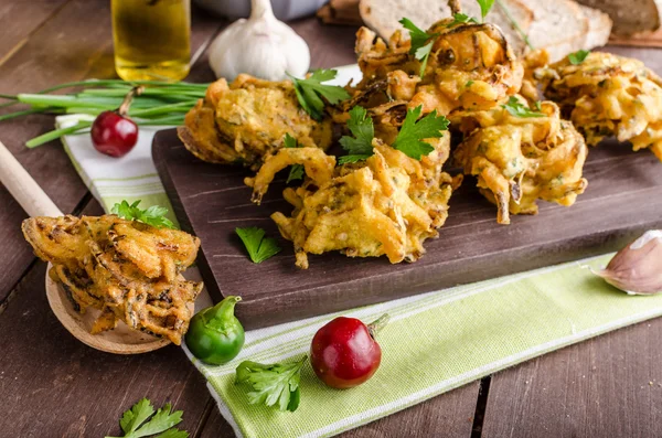 Crispy onion bhajis — Stock Photo, Image