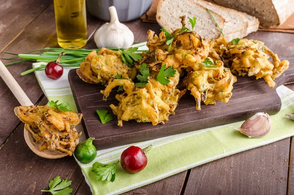 Crispy onion bhajis — Stock Photo, Image