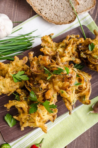 Crispy onion bhajis — Stock Photo, Image