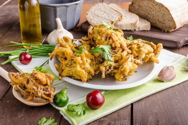 Crispy onion bhajis — Stock Photo, Image