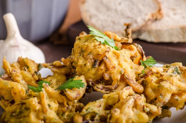 Crispy onion bhajis — Stock Photo, Image