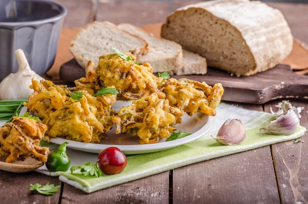 Crispy onion bhajis — Stock Photo, Image