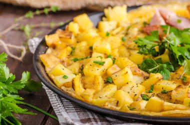 Frittata otlar ve jambon ile