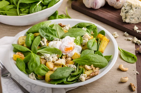 Salada de espinafre com bendito ovo — Fotografia de Stock