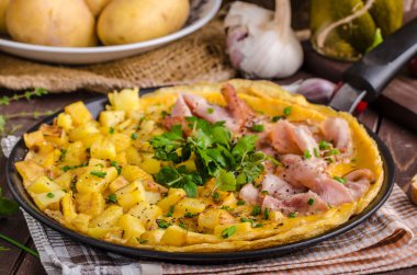 Frittata otlar ve jambon ile