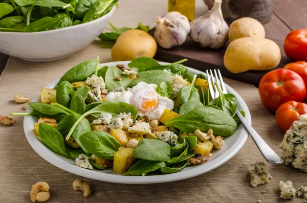 Spinach salad with egg benedict — Stock Photo, Image
