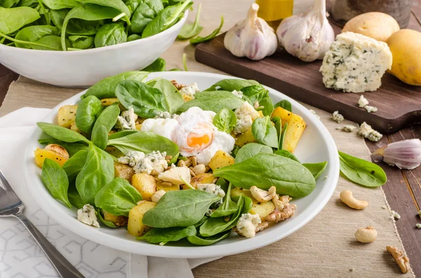 Yumurta benedict ile ıspanak salatası — Stok fotoğraf