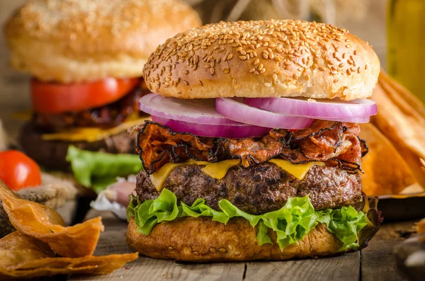 Hambúrguer rústico americano — Fotografia de Stock