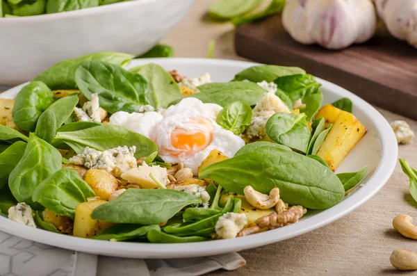 Salada de espinafre com bendito ovo — Fotografia de Stock