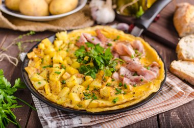Frittata otlar ve jambon ile