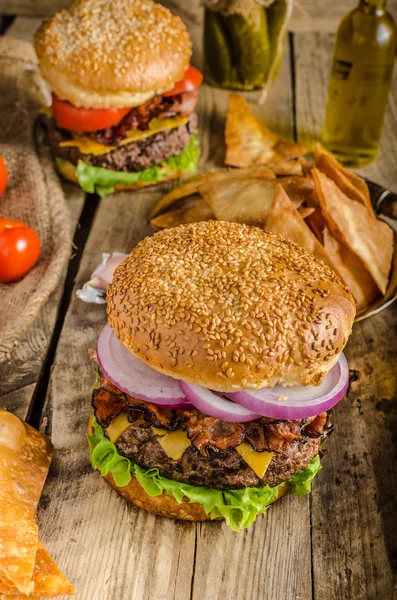 Amerikanischer rustikaler Burger — Stockfoto