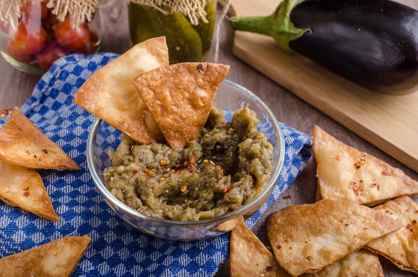 Homemade tortilla chips with garlic and eggplant dip — Stock Photo, Image