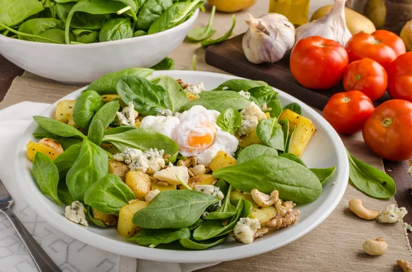 Salade d'épinards avec bénédicte aux œufs — Photo