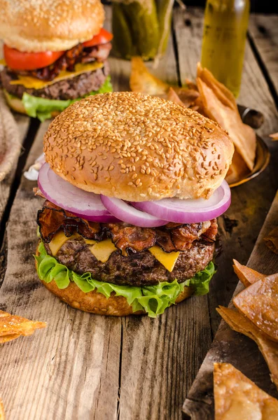 Amerikanischer rustikaler Burger — Stockfoto