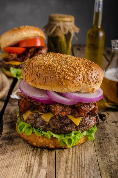 Amerikanischer rustikaler Burger — Stockfoto