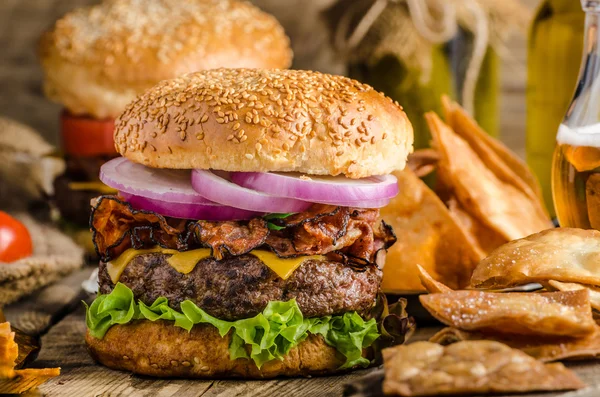 Amerikanischer rustikaler Burger — Stockfoto