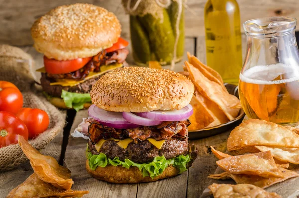 Amerikanischer rustikaler Burger — Stockfoto