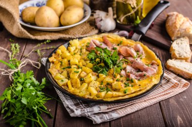 Frittata otlar ve jambon ile