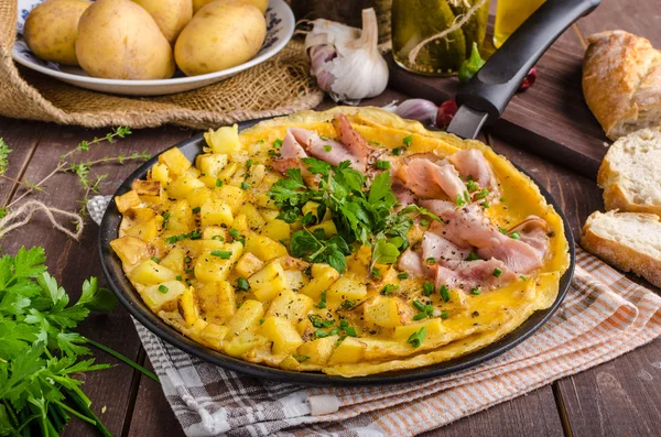 Frittata with herbs and ham — Stock Photo, Image