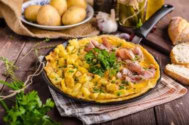 Frittata otlar ve jambon ile