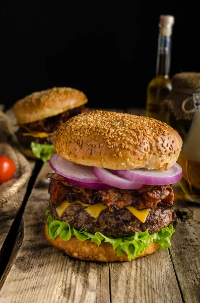 American rustic burger — 图库照片