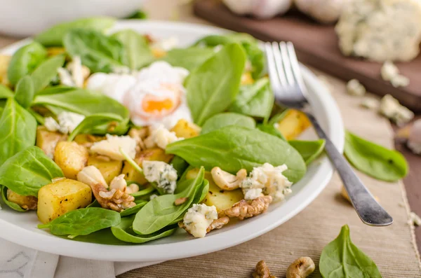 Insalata di spinaci con benedizione all'uovo — Foto Stock