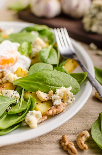 Spenatsallad med ägg benedict — Stockfoto