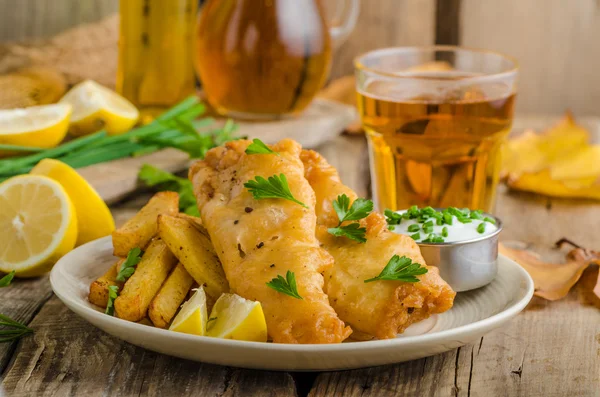 Pescado y patatas fritas —  Fotos de Stock