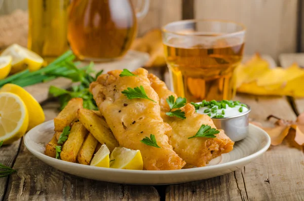 Pescado y patatas fritas —  Fotos de Stock