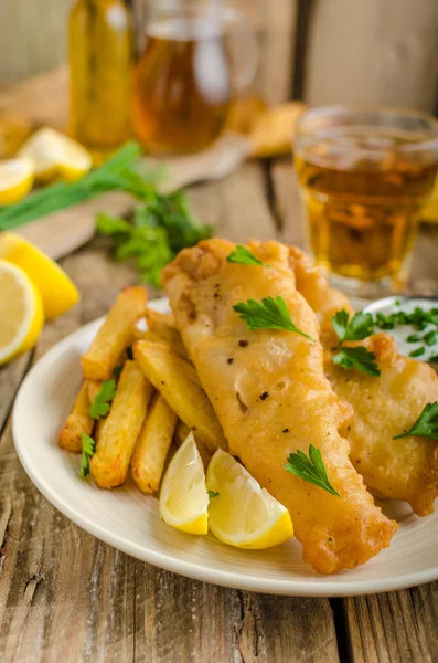 Peixe e batatas fritas — Fotografia de Stock