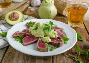 Avokado sosu ve otlar ile sığır eti biftek