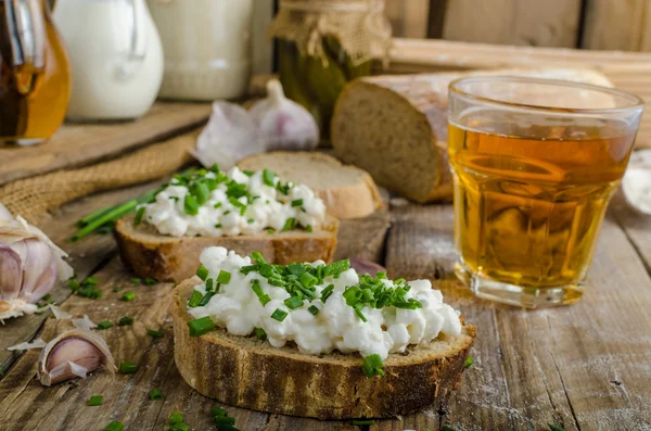 Hembakat bröd med spridning — Stockfoto