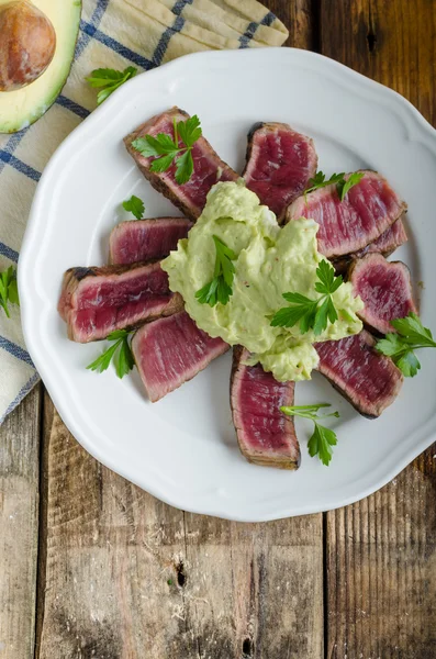 Bife de carne com molho de abacate e ervas — Fotografia de Stock