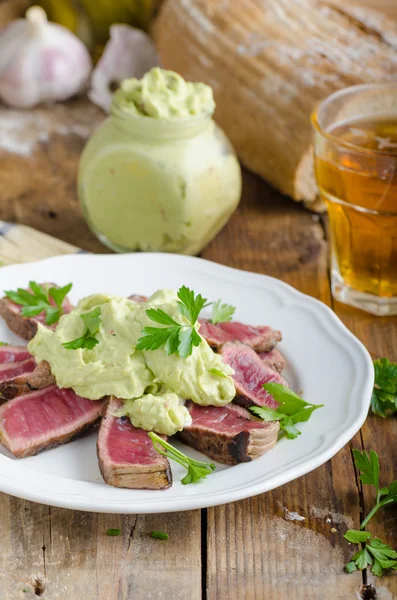 Bife de carne com molho de abacate e ervas — Fotografia de Stock