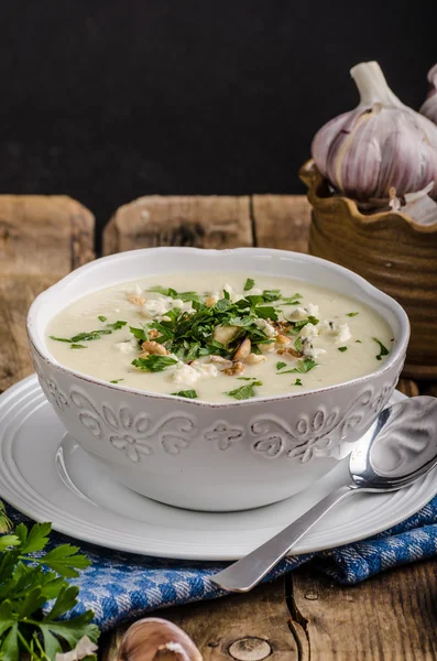 Blumenkohlsuppe mit Blauschimmelkäse — Stockfoto