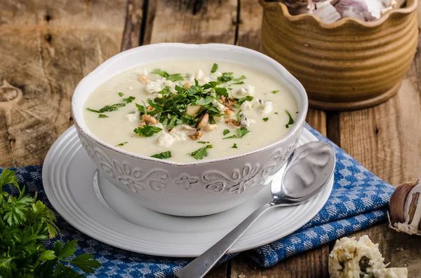 Blumenkohlsuppe mit Blauschimmelkäse — Stockfoto