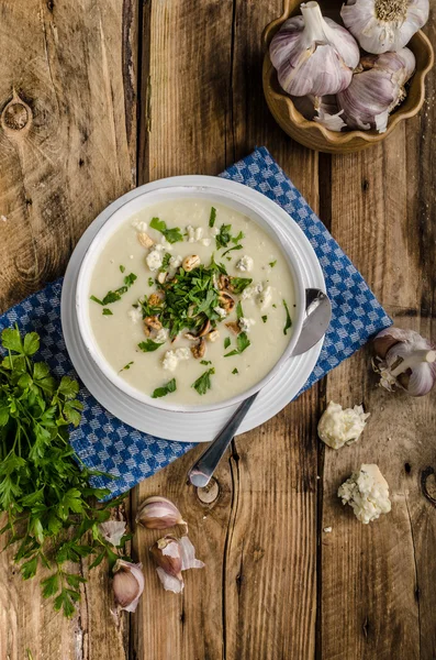 Blumenkohlsuppe mit Blauschimmelkäse — Stockfoto