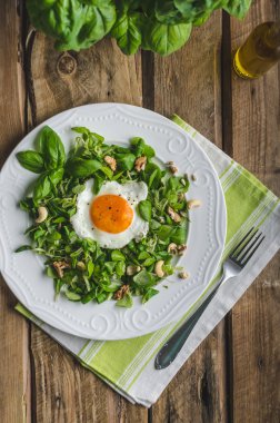 Fındık, Kuru üzüm ve kızarmış yumurta taze salata