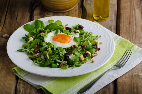 Свежий салат с орехами, изюмом и яичницей — стоковое фото